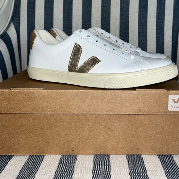 SOLD  Brand new Veja Esplar in white and gold leather. - Picture 6 of 7